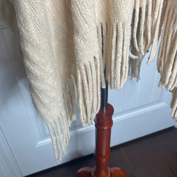 New Steve Madden Ivory Open Front Medallion Brushed Topper Cape/OSFM - Picture 5 of 10